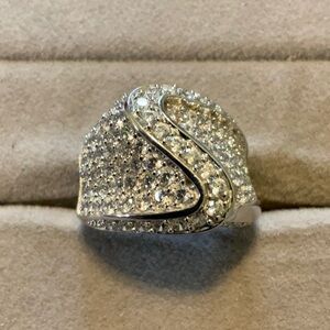 Elegant Silver Crystal Ring